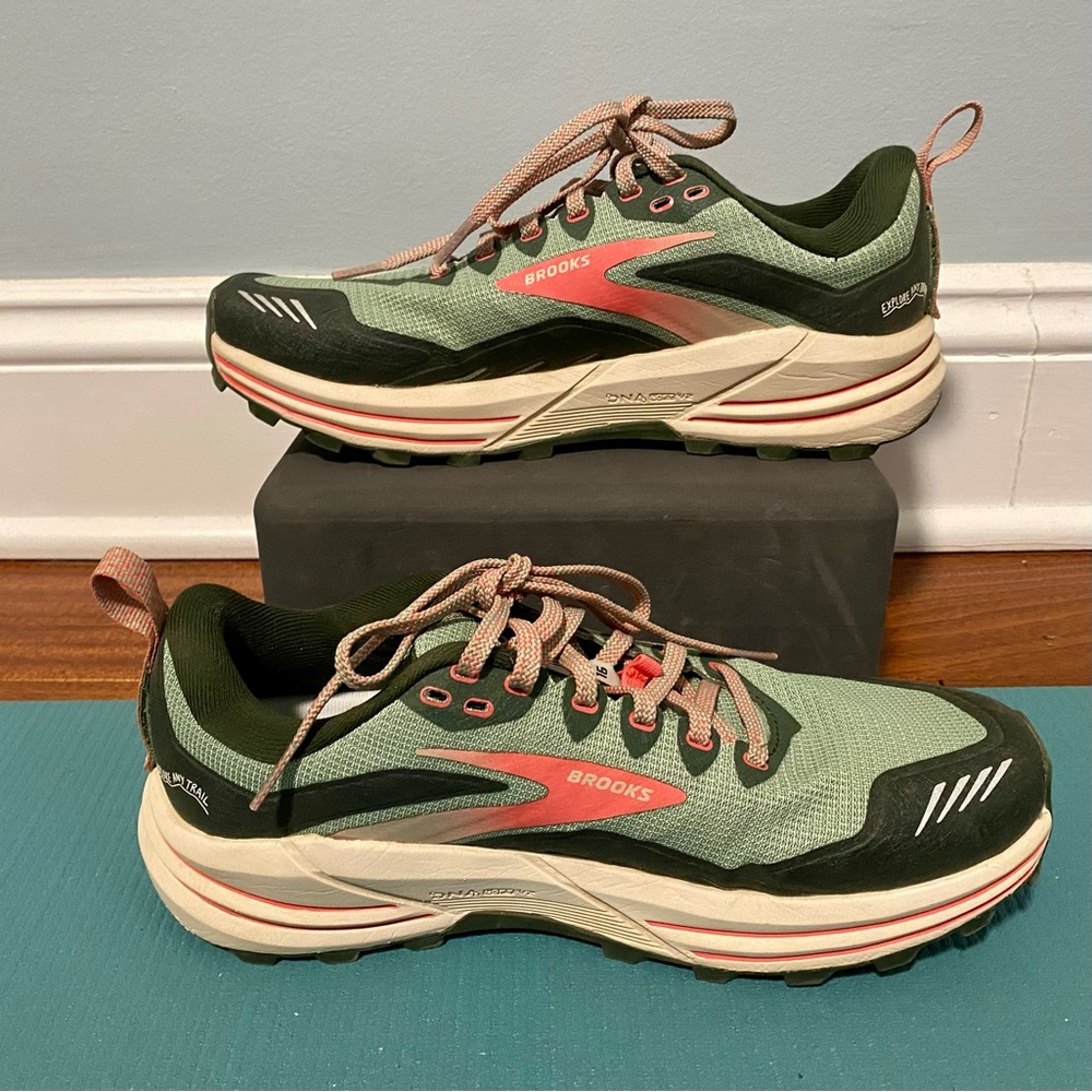 Brooks Cascadia 16 trail running shoes - LIKE NEW - Women’s 8.5